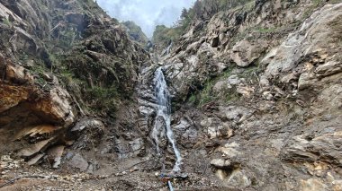 Dağlardaki kayalardan akan şelalenin manzarası