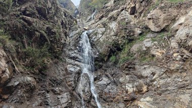 Dağlardaki kayalardan akan şelalenin manzarası