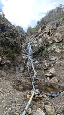 Dağlardaki kayalardan akan şelalenin manzarası