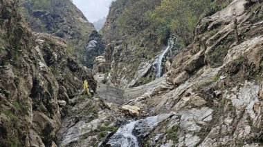 Dağlardaki kayalardan akan şelalenin manzarası