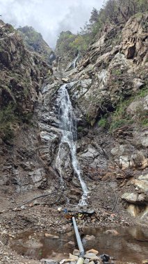 Dağlardaki kayalardan akan şelalenin manzarası