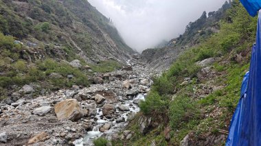 Kedarnath, Uttarakhand, Hindistan - 3584 metre yükseklikte Mandakini nehri kıyısındaki Lord Shiva 'ya adanmış Kedarnath Tapınağı' nın ünlü hac alanına doğru yol alan insanlar