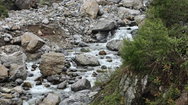 Himalaya dağlarındaki güzel dere manzarası 