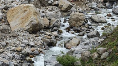 Himalaya dağlarındaki güzel dere manzarası