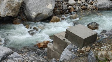 Kedarnath, Uttarakhand, Hindistan - 3584 metre yükseklikte Mandakini nehri kıyısındaki Lord Shiva 'ya adanmış Kedarnath Tapınağı' nın ünlü hac alanına doğru yol alan insanlar