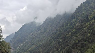 Himalaya dağlarının sisli güzel manzarası