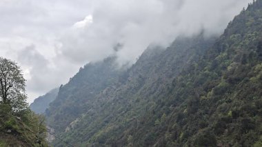 Himalaya dağlarının sisli güzel manzarası