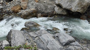 Kedarnath, Uttarakhand, Hindistan - 3584 metre yükseklikte Mandakini nehri kıyısındaki Lord Shiva 'ya adanmış Kedarnath Tapınağı' nın ünlü hac alanına doğru yol alan insanlar