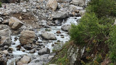 Himalaya dağlarındaki güzel dere manzarası