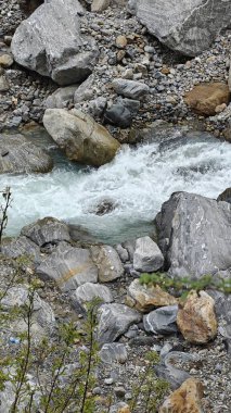 Kedarnath, Uttarakhand, Hindistan - 3584 metre yükseklikte Mandakini nehri kıyısındaki Lord Shiva 'ya adanmış Kedarnath Tapınağı' nın ünlü hac alanına doğru yol alan insanlar