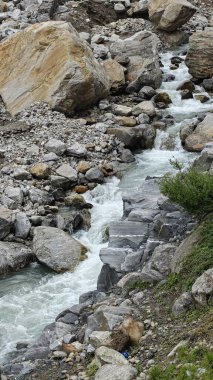 Kedarnath, Uttarakhand, Hindistan - 3584 metre yükseklikte Mandakini nehri kıyısındaki Lord Shiva 'ya adanmış Kedarnath Tapınağı' nın ünlü hac alanına doğru yol alan insanlar