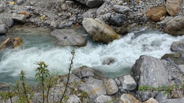 Kedarnath, Uttarakhand, Hindistan - 3584 metre yükseklikte Mandakini nehri kıyısındaki Lord Shiva 'ya adanmış Kedarnath Tapınağı' nın ünlü hac alanına doğru yol alan insanlar