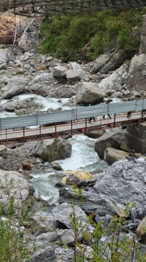 Kedarnath, Uttarakhand, Hindistan - 3584 metre yükseklikte Mandakini nehri kıyısındaki Lord Shiva 'ya adanmış Kedarnath Tapınağı' nın ünlü hac alanına doğru yol alan insanlar