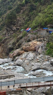 Kedarnath, Uttarakhand, Hindistan - 3584 metre yükseklikte Mandakini nehri kıyısındaki Lord Shiva 'ya adanmış Kedarnath Tapınağı' nın ünlü hac alanına doğru yol alan insanlar