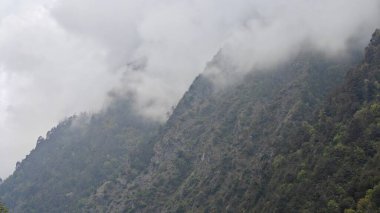 Himalaya dağlarının sisli güzel manzarası