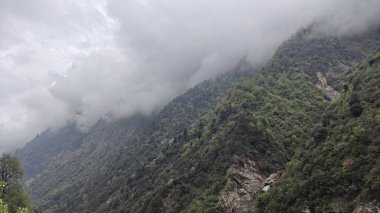 Himalaya dağlarının sisli güzel manzarası