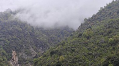 Himalaya dağlarının sisli güzel manzarası