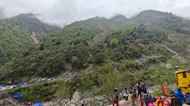 İnsanlar, Mandakini nehrinin kıyısındaki Lord Shiva 'ya adanmış 3584 metre yükseklikteki Kedarnath Tapınağı' nın ünlü hac bölgesine doğru yürüyorlar.