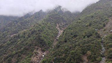 Himalaya dağlarının sisli güzel manzarası