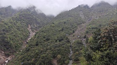 Himalaya dağlarının sisli güzel manzarası