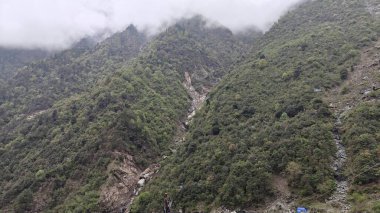 Himalaya dağlarının sisli güzel manzarası