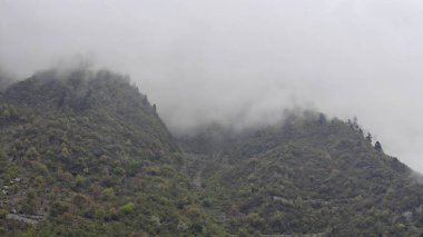 Himalaya dağlarının sisli güzel manzarası