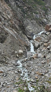 Himalaya dağlarının sisli güzel manzaralı akıntısı