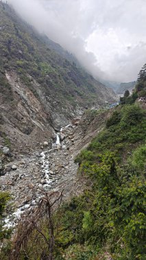 Himalaya dağlarının sisli güzel manzaralı akıntısı