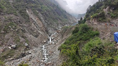 Himalaya dağlarının sisli güzel manzaralı akıntısı