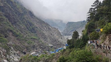 İnsanlar, Mandakini nehrinin kıyısındaki Lord Shiva 'ya adanmış 3584 metre yükseklikteki Kedarnath Tapınağı' nın ünlü hac bölgesine doğru yürüyorlar.