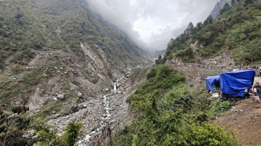 Himalaya dağlarının sisli güzel manzaralı akıntısı