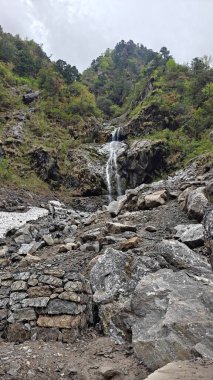 Dağlardaki kayalardan akan şelalenin manzarası