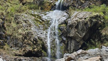 Dağlardaki kayalardan akan şelalenin manzarası