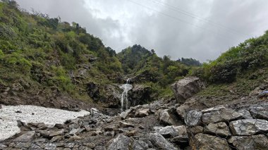 Dağlardaki kayalardan akan şelalenin manzarası