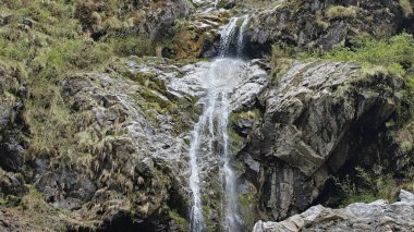 Dağlardaki kayalardan akan şelalenin manzarası