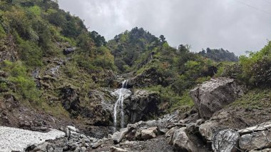 Dağlardaki kayalardan akan şelalenin manzarası