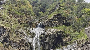 Dağlardaki kayalardan akan şelalenin manzarası