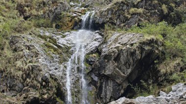 Dağlardaki kayalardan akan şelalenin manzarası
