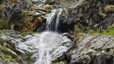 Dağlardaki kayalardan akan şelalenin manzarası