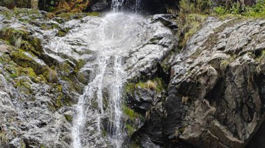 Dağlardaki kayalardan akan şelalenin manzarası