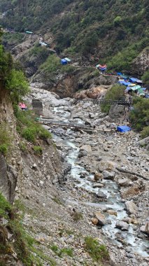 Himalaya dağlarındaki Hint kasabasındaki binalar ve nehir manzarası 