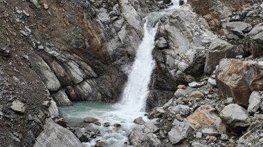 Dağlardaki kayalardan akan şelalenin manzarası