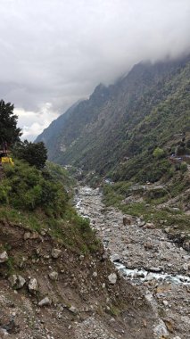 Himalaya dağlarının sisli güzel manzaralı akıntısı