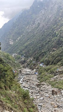 Himalaya dağlarının sisli güzel manzaralı akıntısı