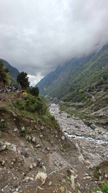 Himalaya dağlarının sisli güzel manzaralı akıntısı