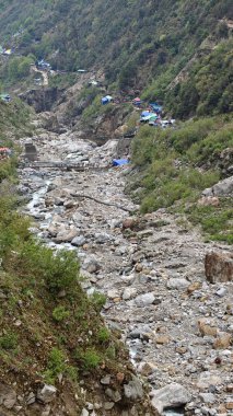 Himalaya dağlarının sisli güzel manzaralı akıntısı