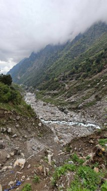 Himalaya dağlarının sisli güzel manzaralı akıntısı