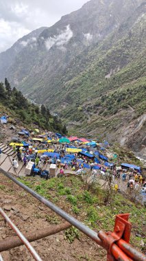 Mandakini nehrinin kıyısındaki Lord Shiva 'ya adanmış 354 metre yükseklikteki Kedarnath Tapınağı' nın ünlü hac bölgesine doğru yol alan insanlar için çadırlar.