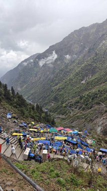 Mandakini nehrinin kıyısındaki Lord Shiva 'ya adanmış 354 metre yükseklikteki Kedarnath Tapınağı' nın ünlü hac bölgesine doğru yol alan insanlar için çadırlar.