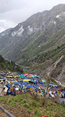 Mandakini nehrinin kıyısındaki Lord Shiva 'ya adanmış 354 metre yükseklikteki Kedarnath Tapınağı' nın ünlü hac bölgesine doğru yol alan insanlar için çadırlar.